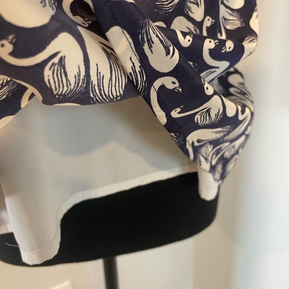 Anthropologie Porridge Open Back Blue & White Swan Print Top GUC - Picture 7 of 9